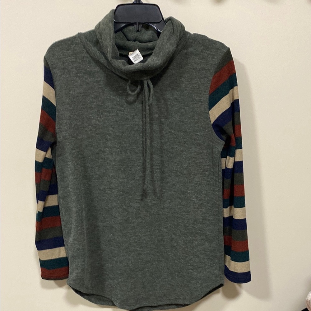 7th Ray long sleeve cowl neck sweater small
